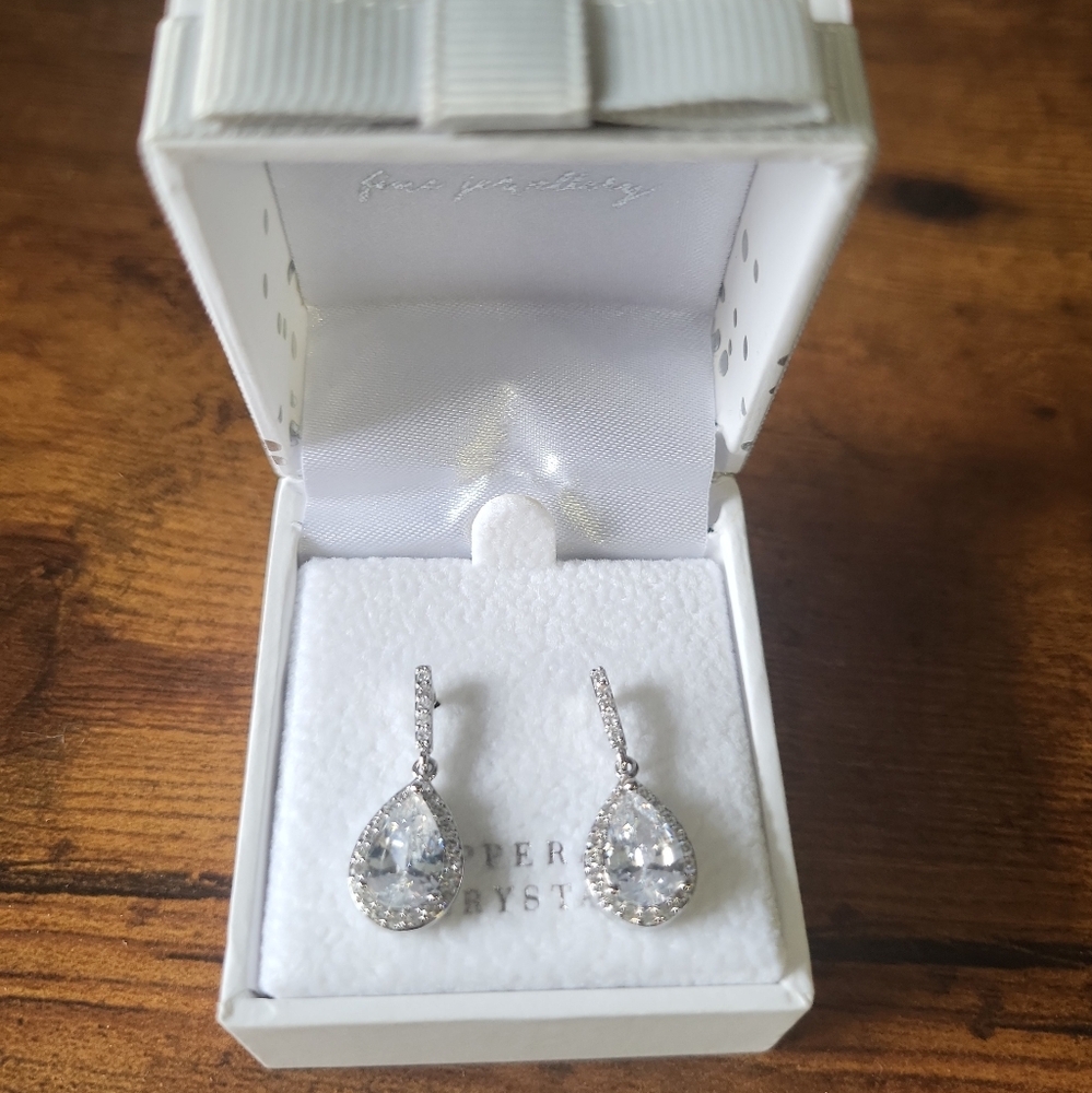 Tipperary Crystal Fine Jewellery – Silver Pear-Shaped Drop Earrings
